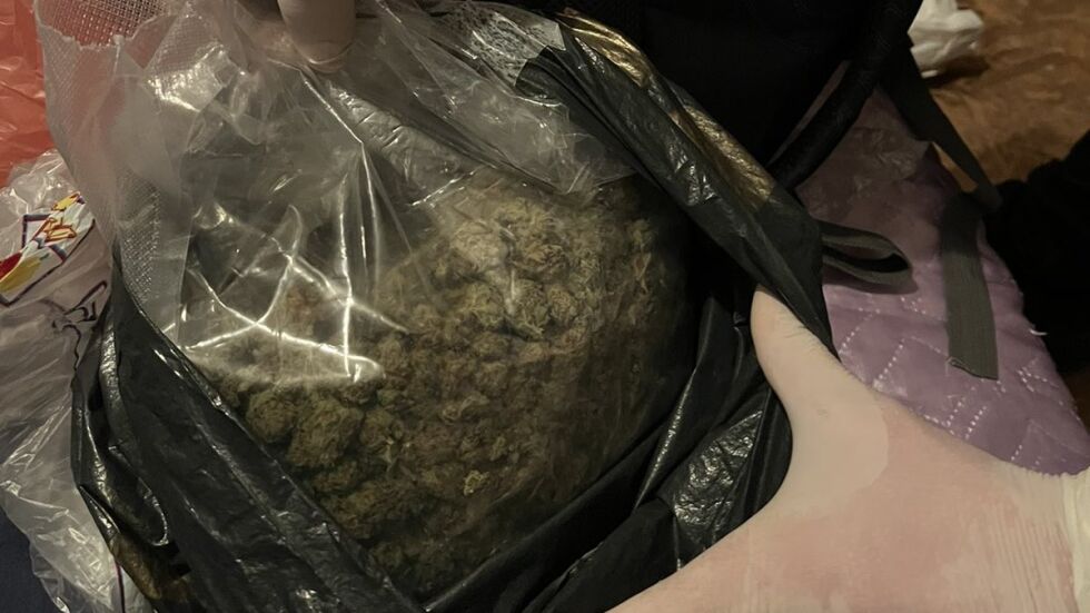 Задържаха 32-годишен мъж с близо килограм различни наркотици в „Люлин“ (СНИМКИ)