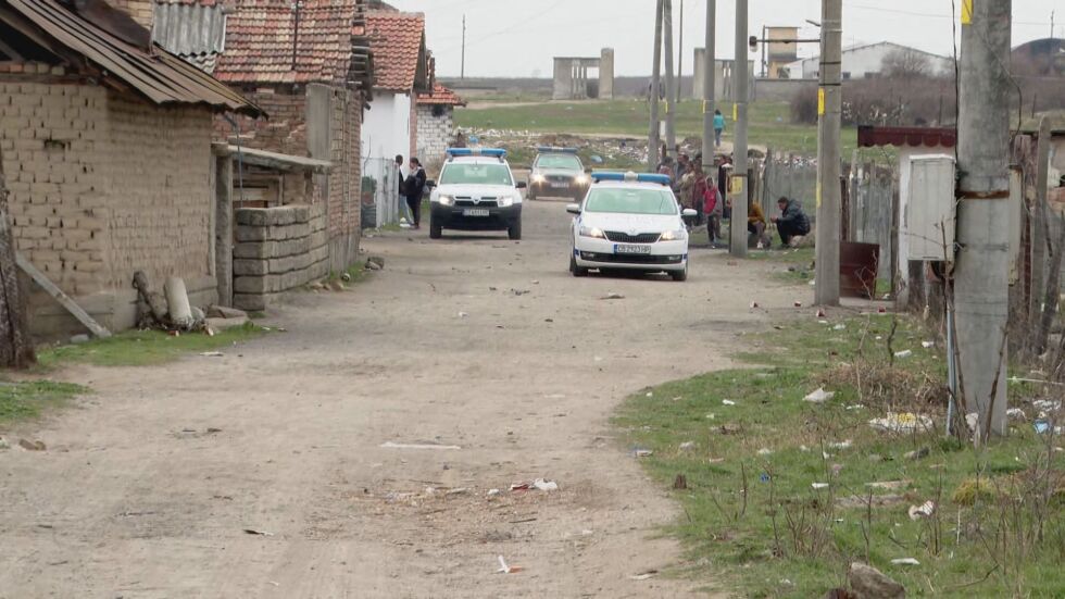 След масовия бой с кирки: Полицейска блокада в Казанлъшко