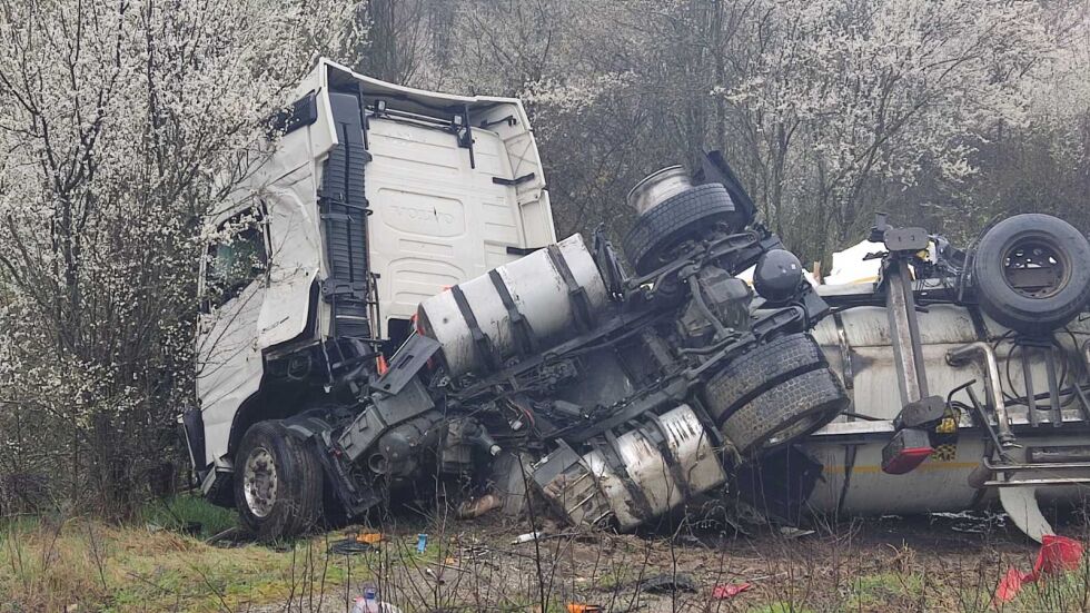 Катастрофа с два камиона затвори пътя Русе - Бяла (СНИМКИ)
