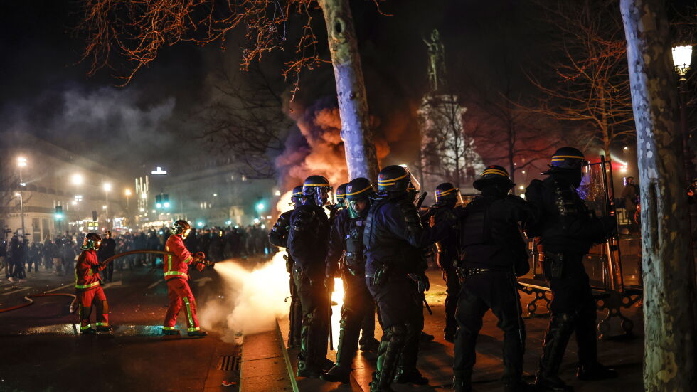 Пак сблъсъци в Париж: Полицията използва сълзотворен газ срещу протестиращи