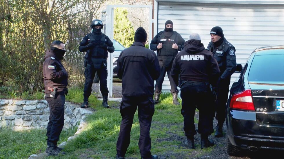 Спецакция на ГДБОП срещу дрогата и лихварството в Гурково и Казанлък