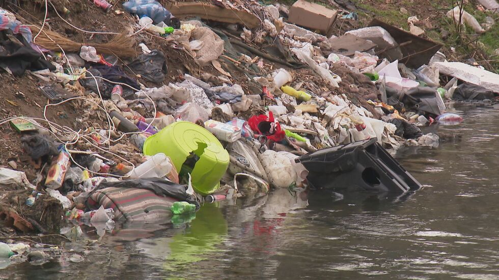 "Ловци на отпадъци": Хладилници, матраци и тонове пластмаса в Чепинска река