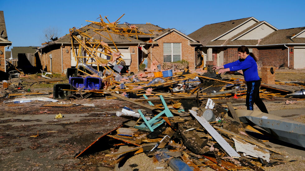 Най-малко 23 души загинаха след мощно торнадо в САЩ (ВИДЕО)