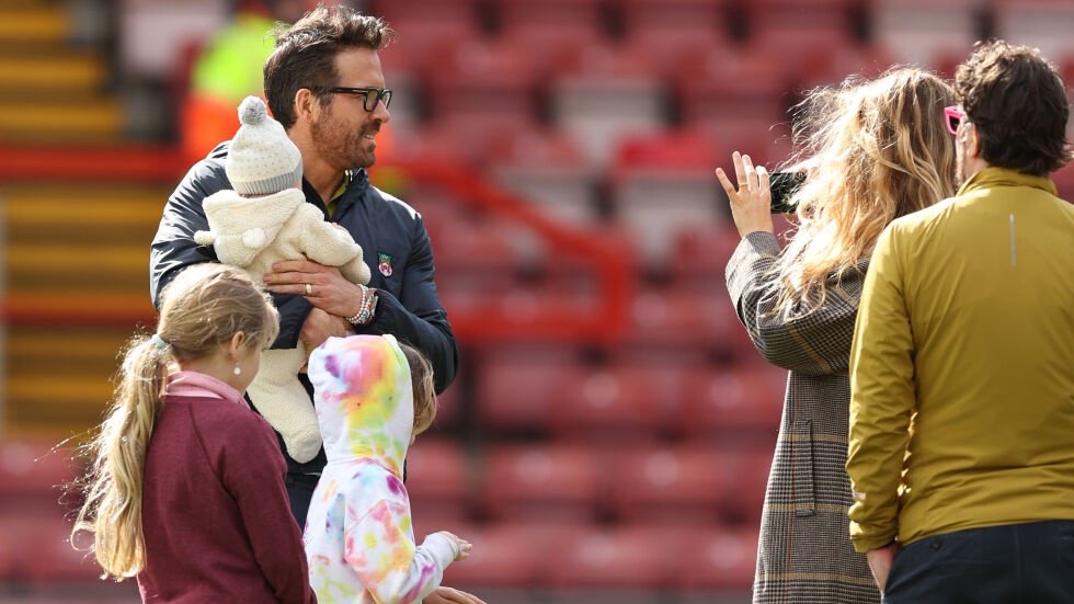Изненада за феновете: Райън Рейнолдс и Блейк Лайвли заведоха новороденото си бебе на мач