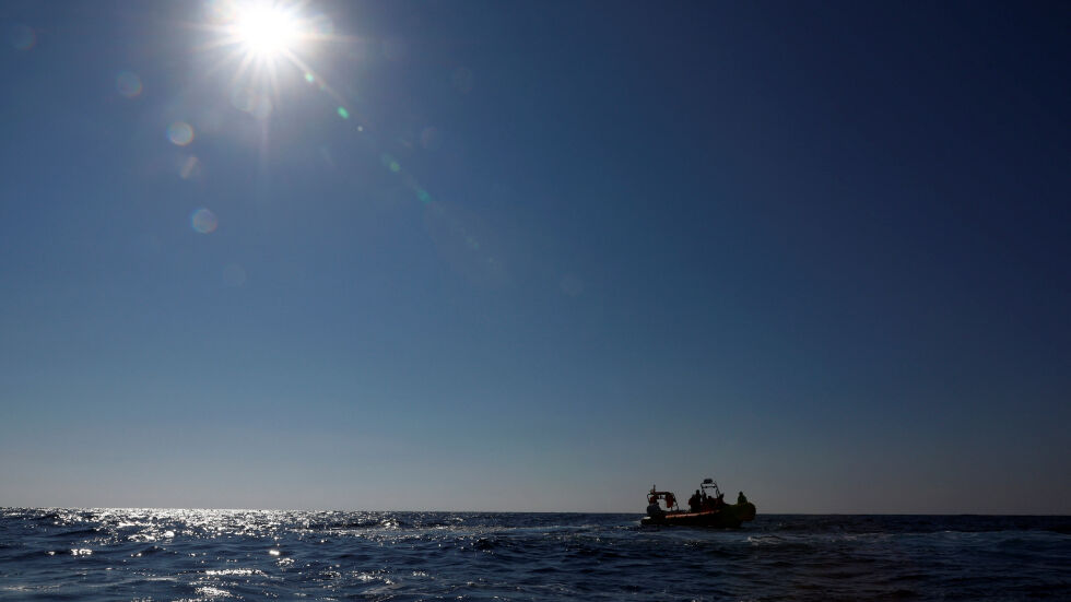 Лодка с мигранти се е преобърнала край Тунис