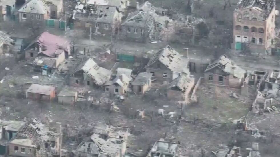 Дрон на украинската армия показва разрушенията в Бахмут (ВИДЕО)