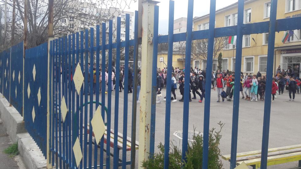 Вълна от сигнали за бомби в училища в София и Бургас 