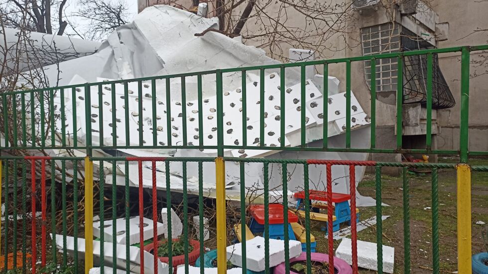 Внезапна буря в Пловдив: Изолация на блок падна върху детска площадка