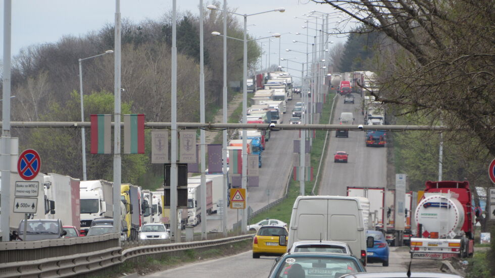 Огромни тапи: Проблем в Гюргево спря трафика на камиони на „Дунав мост“ при Русе