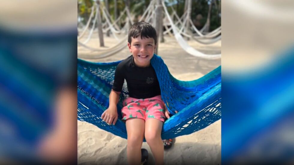 По чудо: 10-годишно момче оцеля след жестоко нападение от акула