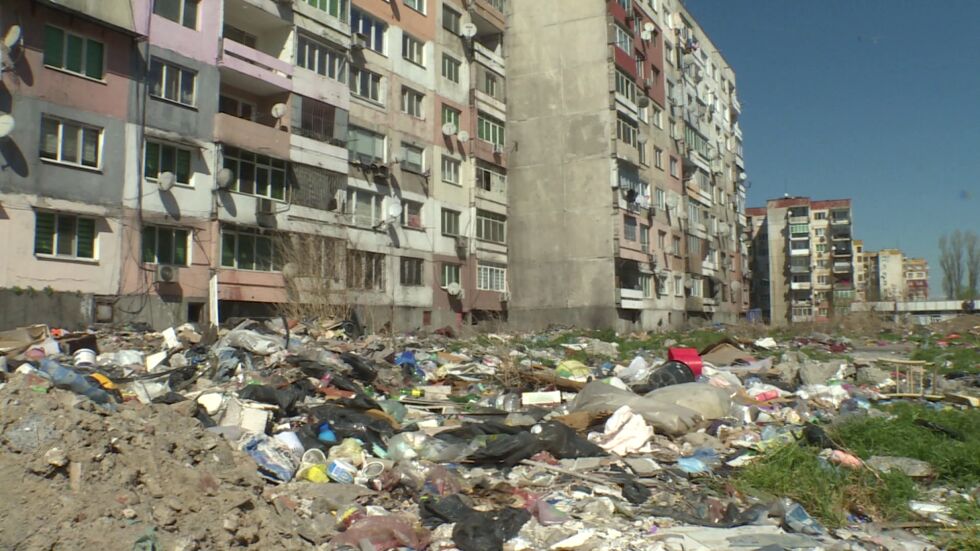 Акция „Чистота“ в „Столипиново“: Защо отново кварталът е заринат в боклуци?