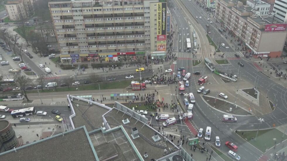 19 души са ранени, след като кола се вряза в трамвайна спирка в Полша (ВИДЕО)