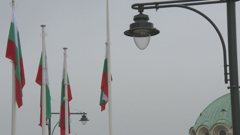  Издигнаха трибагреника пред Паметника на Незнайния боец в София (ВИДЕО) 