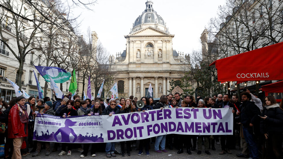 Първа в света: Франция ще запише в конституцията си правото на аборт