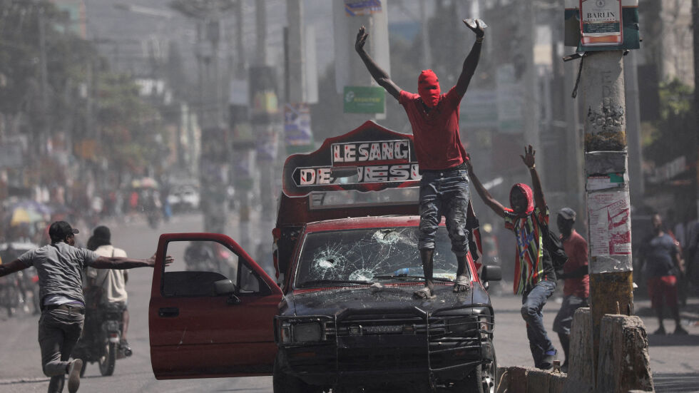  4000 избягали затворници: Извънредно положение и полицейски час в Хаити (СНИМКИ)