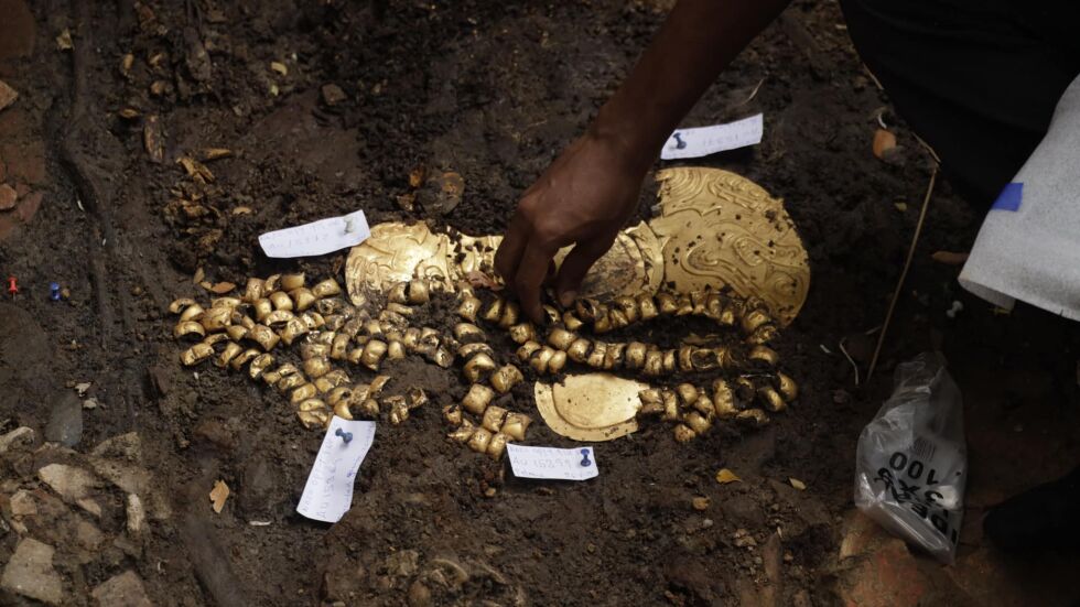 Откриха гробница на древен владетел, пълна със злато (СНИМКИ, ВИДЕО)