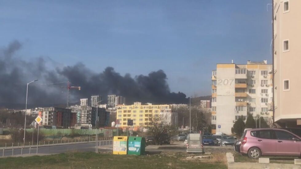 Голям пожар гори в квартал във Варна (ВИДЕО)