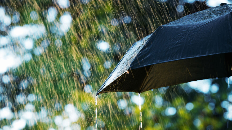 Жълт код за значителни валежи в осем области във вторник