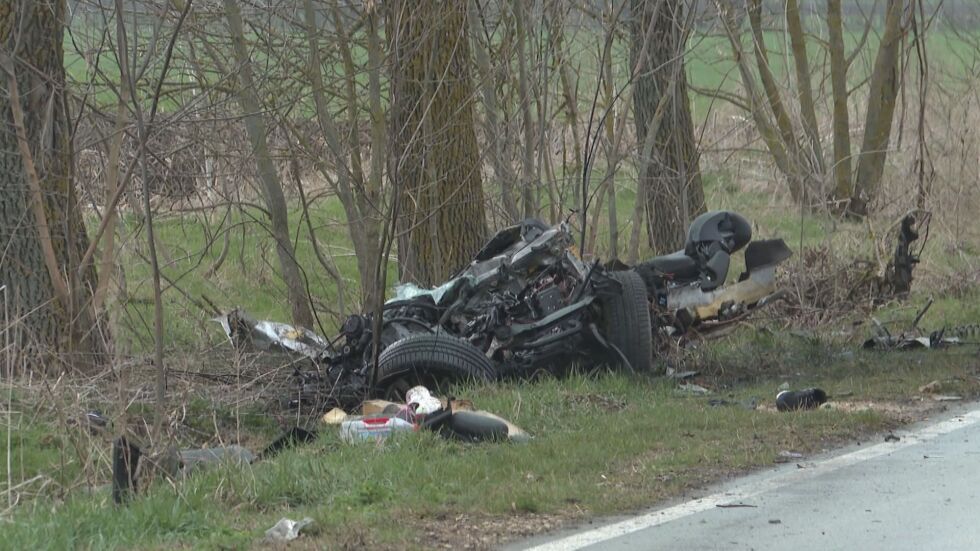 Двама загинали и шестима с опасност за живота: Кола се разцепи след удар в бус