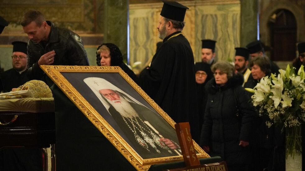 Политици и държавници се прекланят пред тленните останки на патриарх Неофит (СНИМКИ)