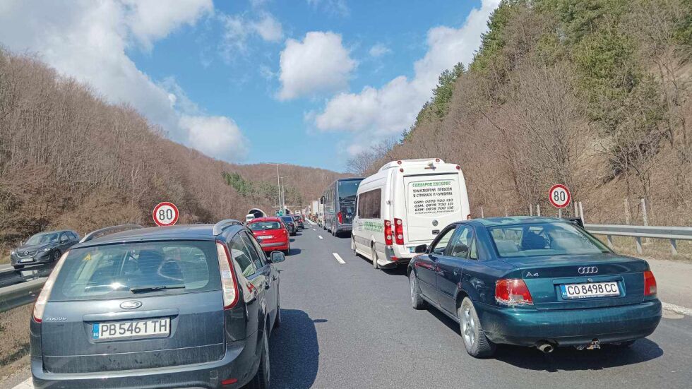  Две верижни произшествия затвориха път край Пловдив, шестима са в болница 