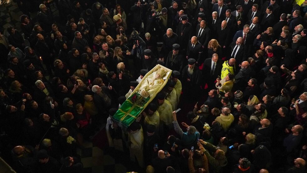 Погребаха патриарх Неофит: Траурен камбанен звън и пасхално слово огласиха центъра на София