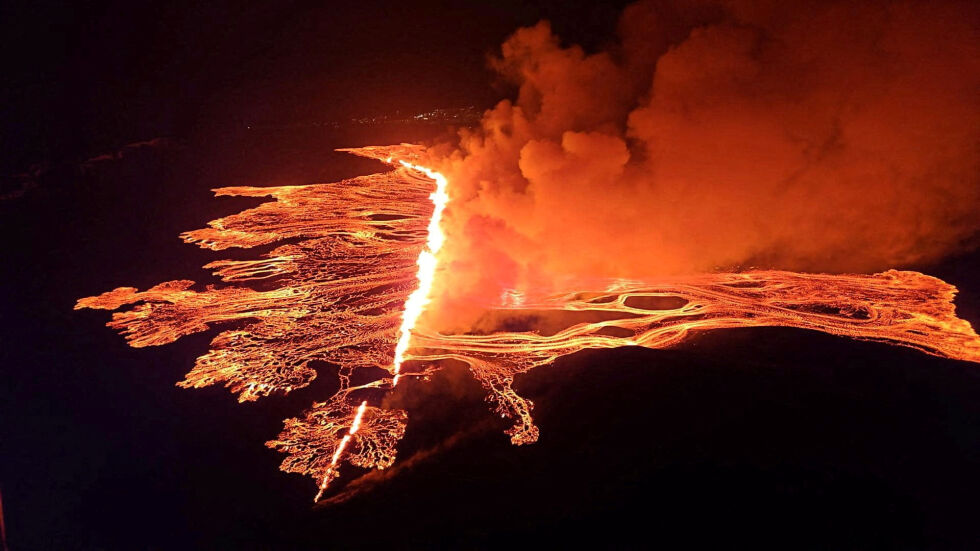 Извънредно положение в Исландия: 3-километрова пукнатина изхвърля вулканична лава (ВИДЕО)