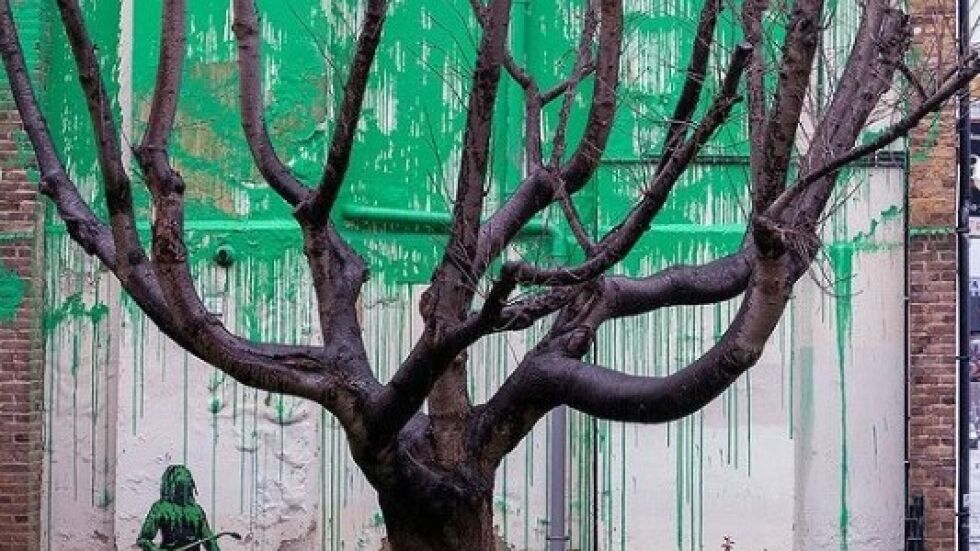 Заляха с бяла боя стенописа с дърво на Банкси в Лондон