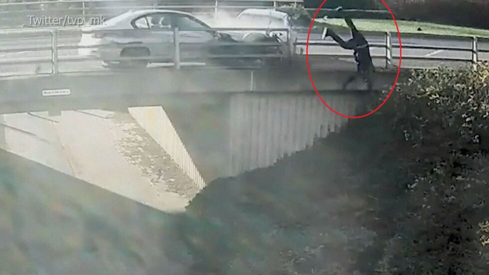 Шофьор избута моторист от мост, причинявайки тежка катастрофа и с друга кола (ВИДЕО)
