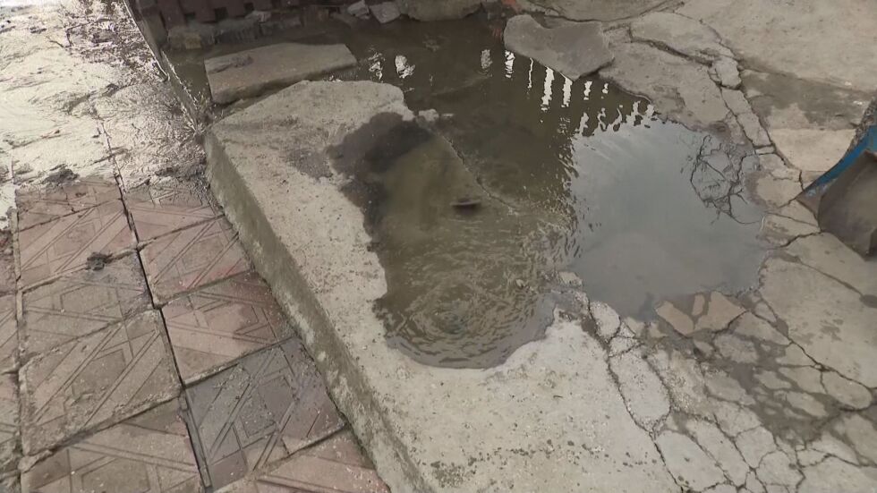 ВиК авария в Перник: Фекални води в дворове текат вече месец