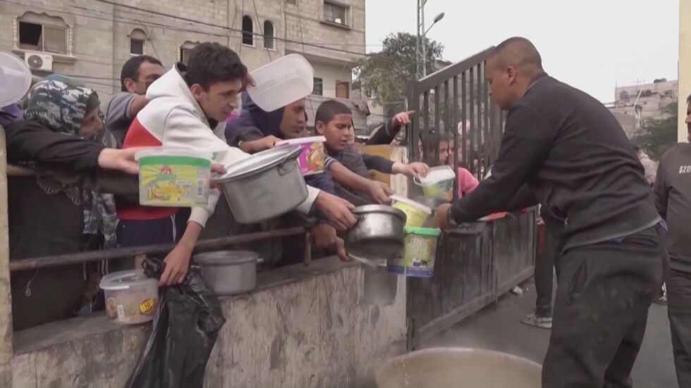 Глад в Газа: Десетки камиони с храни продължават да чакат на „Рафа“