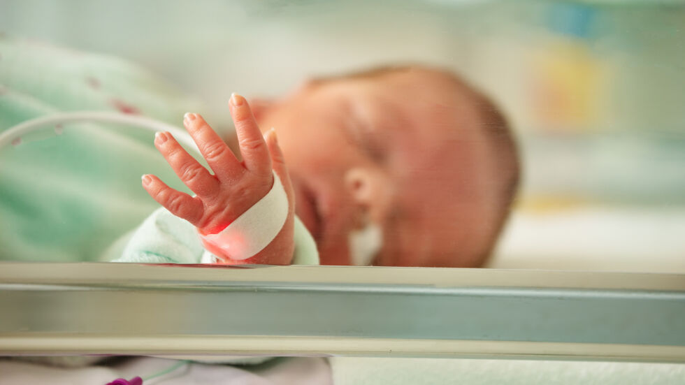 Почти без шансове за живот: Семейство медици осиновиха бебе, което са лекували