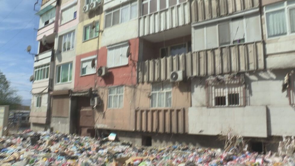 „ Боклукът пада от горната страна “: Мащабно разчистване в „ Столипиново “, постановат и санкции за отпадък през терасата 