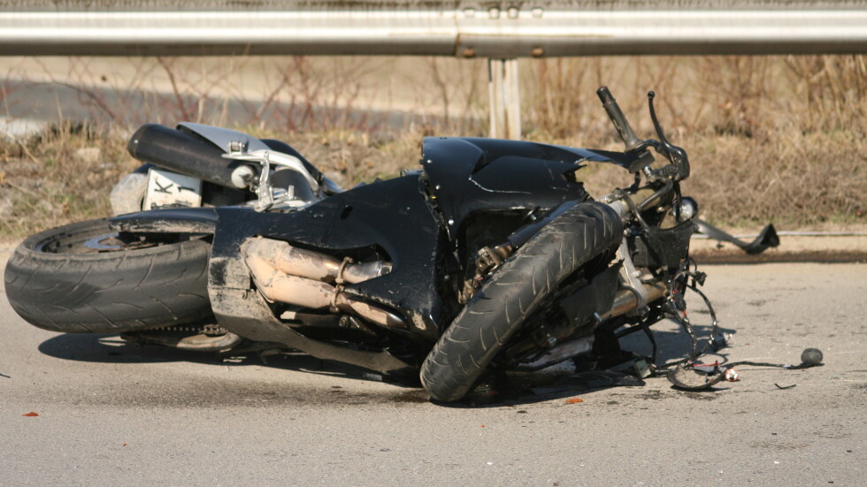 Катастрофа на Подбалканския път: Неправоспособен мотоциклетист и пасажерът му загинаха