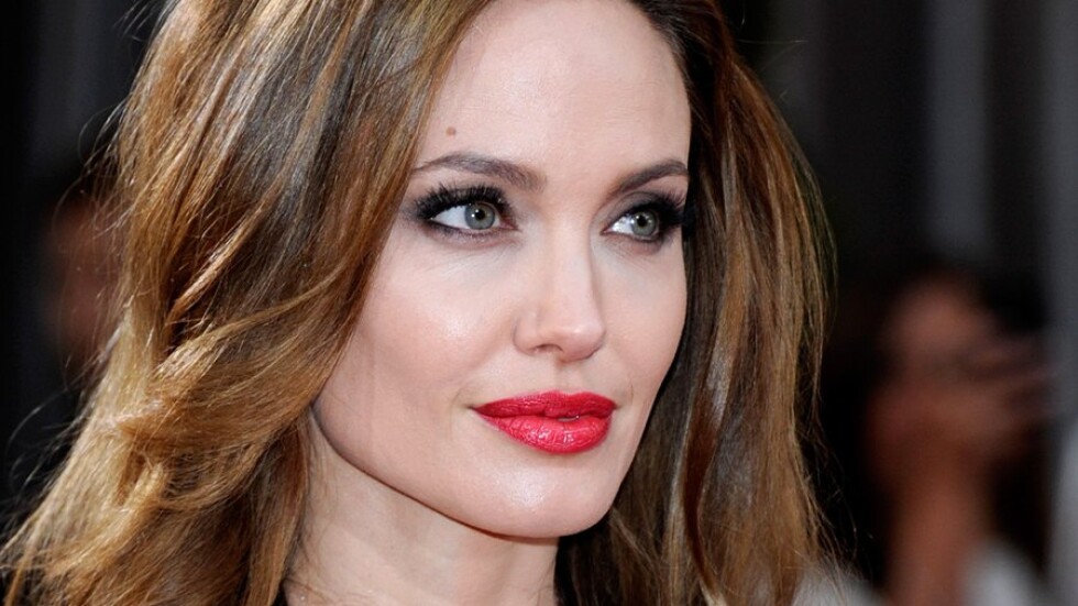 Джоли ще играе майка си в биографичен филм