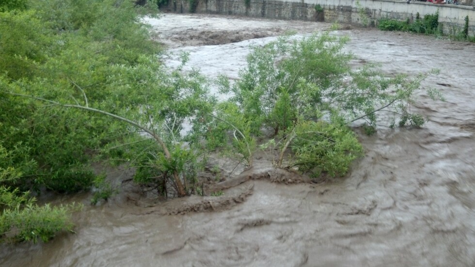 Евакуация във Видинско след приливна вълна и преляла река