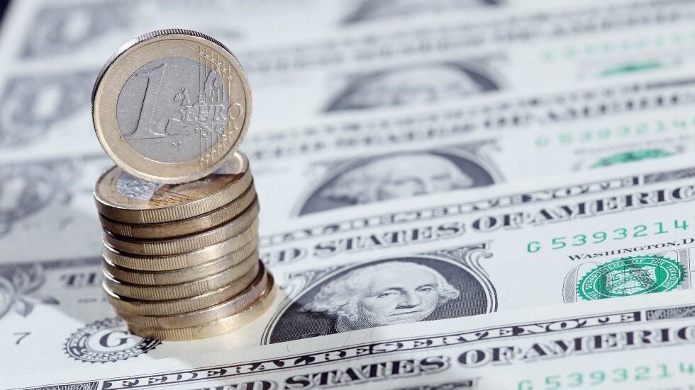 Еврото се срина спрямо паунда и долара като удари 20-годишно дъно