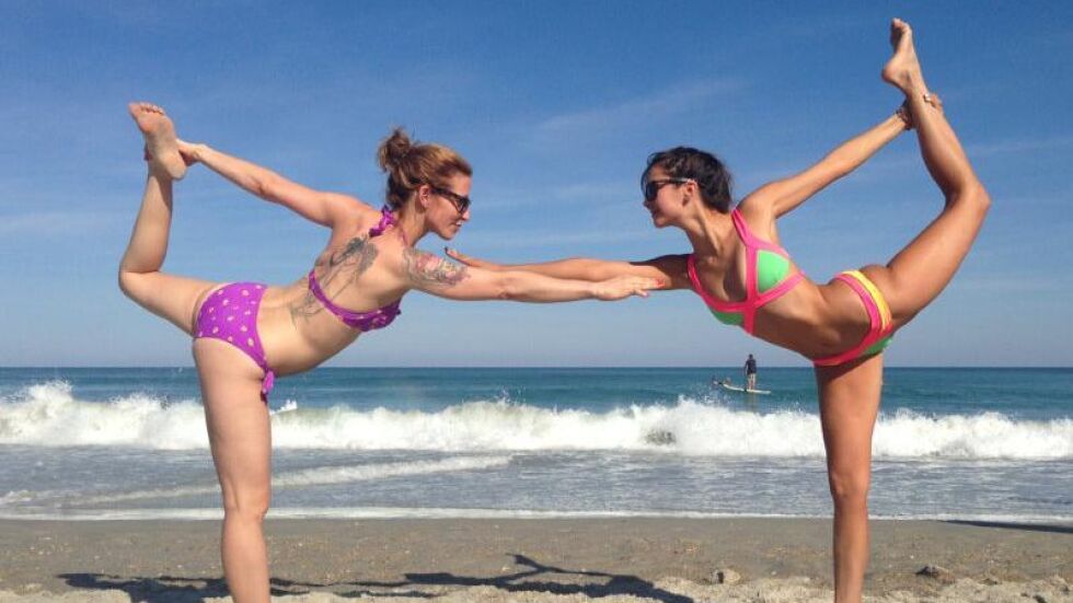Йога на плажа с Нина Добрев