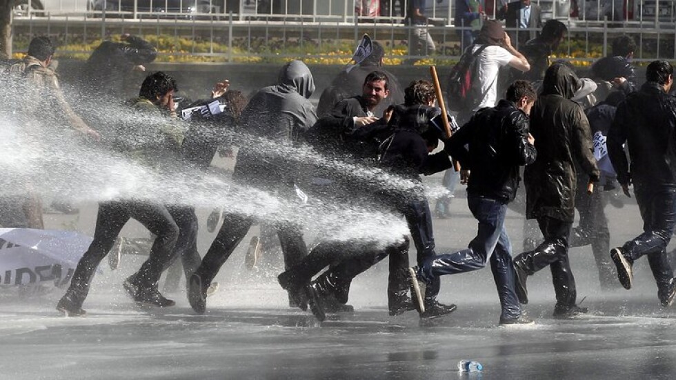 Протестиращи в центъра на Истанбул се събудиха в облаци сълзотворен газ