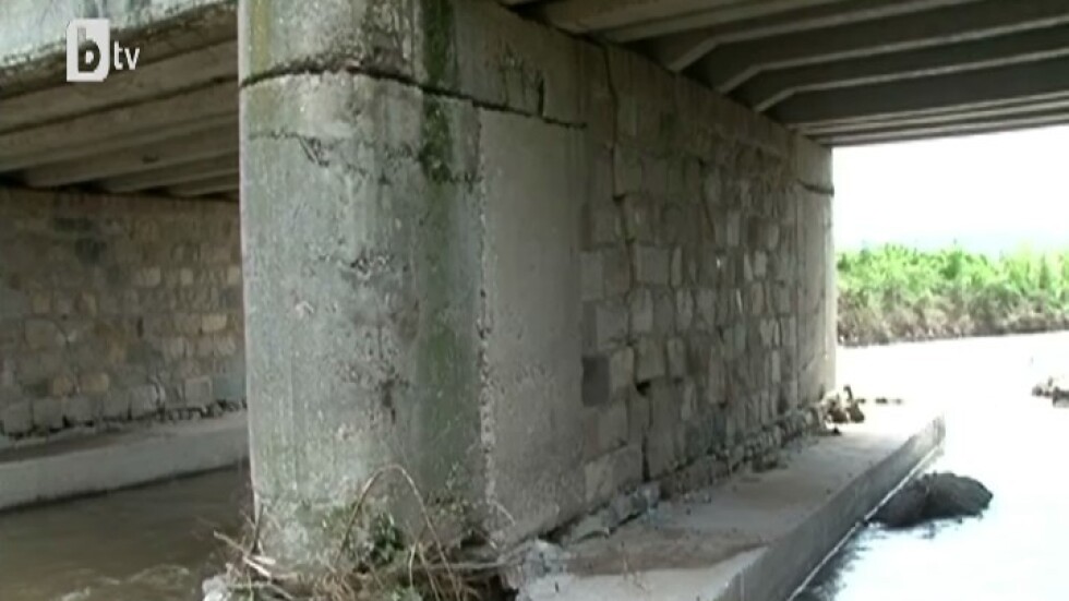 Опасен мост на пътя между Пловдив и Пазарджик остана отворен за движение
