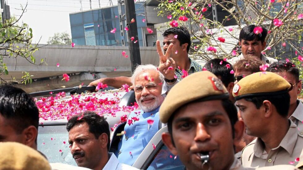Ликуващи хора и дъжд от розови цветя посрещнаха бъдещия премиер на Индия в Делхи