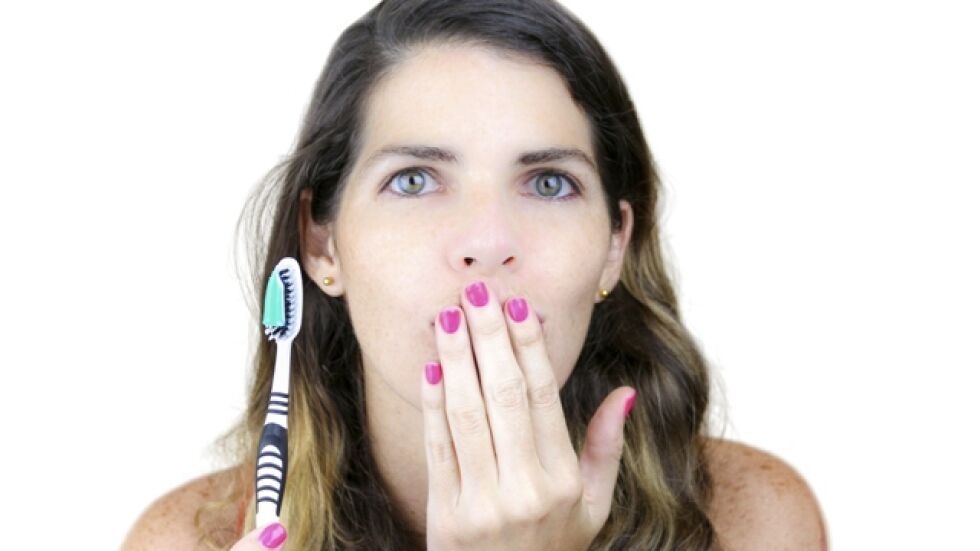Как да премахнете неприятния дъх в устата