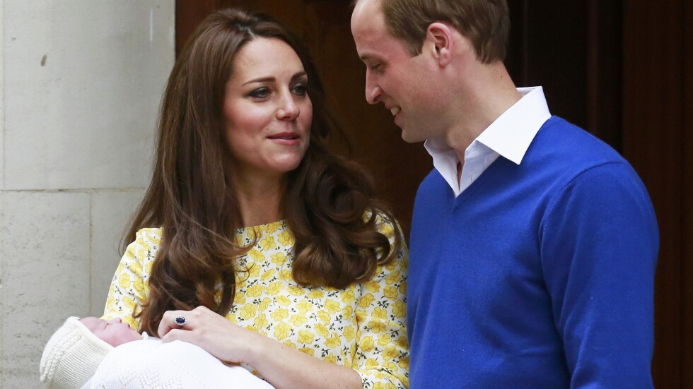 Кейт и Уилям показаха новородената принцеса (СНИМКИ и ВИДЕО)