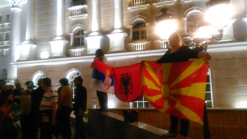 Хиляди поискаха оставката на македонския премиер в Скопие (СНИМКИ)