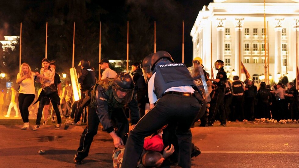 Тежки сблъсъци между протестиращи и полиция в Скопие (СНИМКИ)