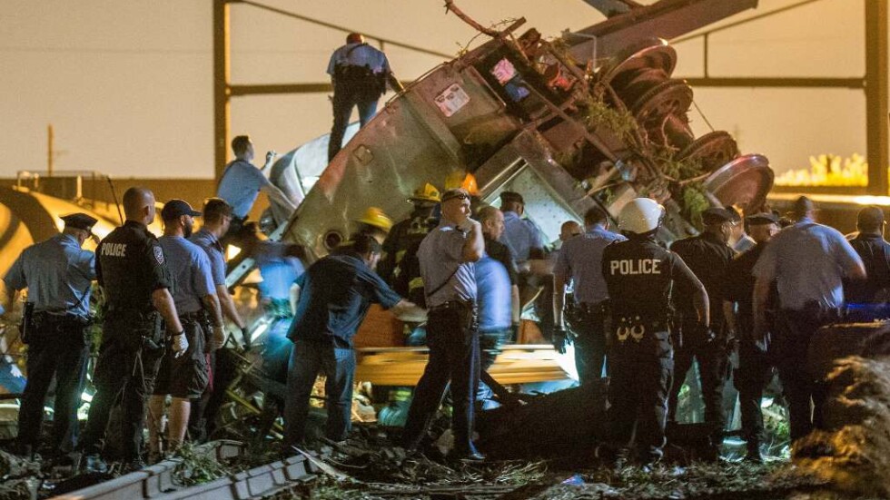 Влак с над 200 пътници излезе от релсите в тежка катастрофа във Филаделфия