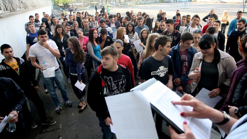 Танев: Стотици квестори са изнасяли информация за матурите