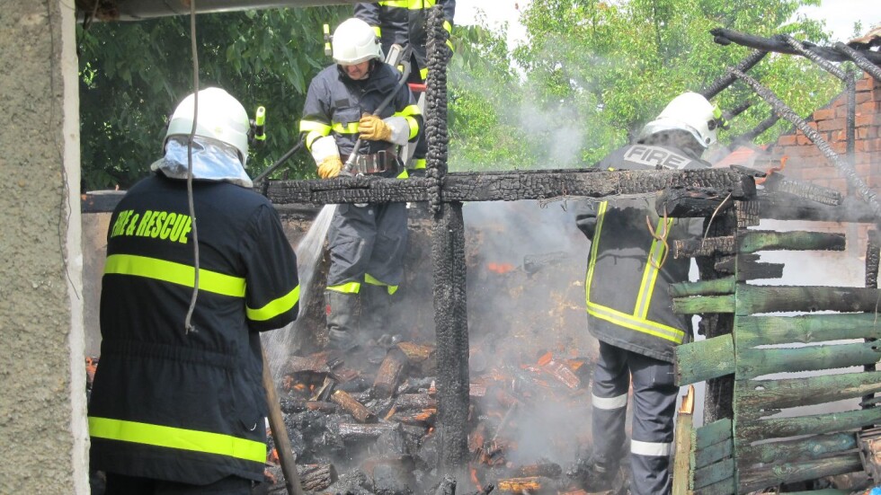 Пожар при варене на конфитюр изпепели пристройка в Щръклево (СНИМКИ)