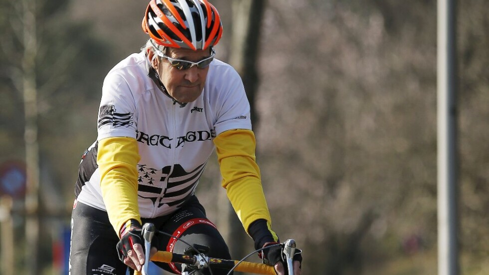 Джон Кери е в болница след инцидент с велосипед във Франция