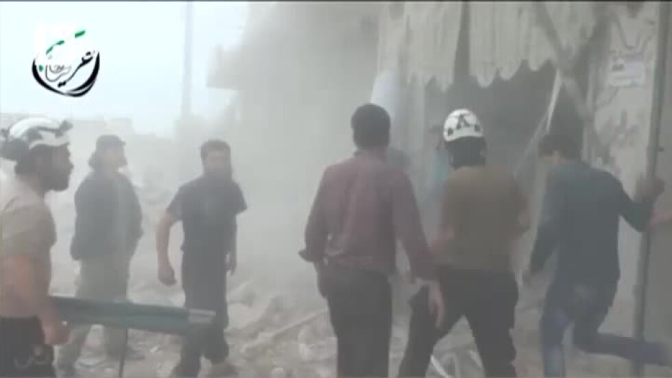 Любителско видео: Паника и хаос след обстрел на болница в Алепо